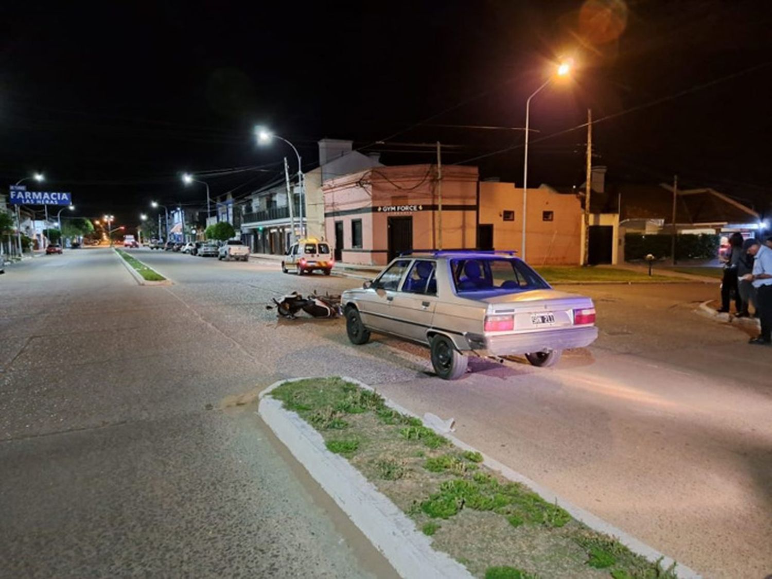 Un auto chocó a una motocicleta cuando intentaba girar a la izquierda