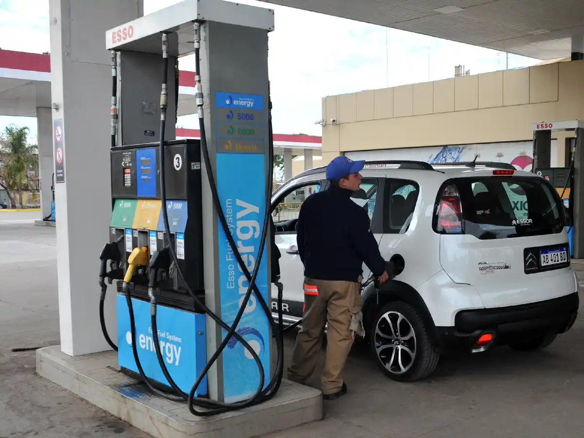 Vuelven a subir los combustibles en agosto: el aumento rondaría el 2 %