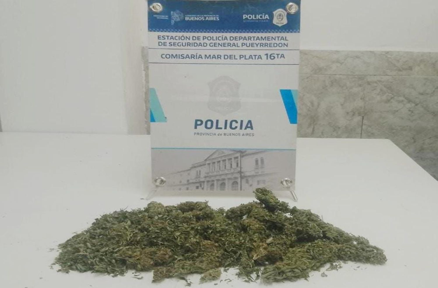 Disparó contra la fachada de su vecina, allanaron su casa y encontraron droga