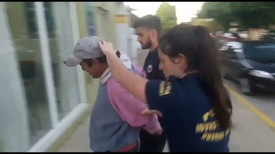 Quiso robar un auto y lo detuvieron