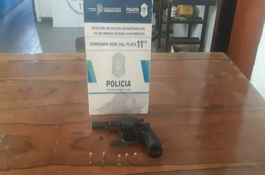 Caminaba con un arma por la calle y los vecinos lo denunciaron