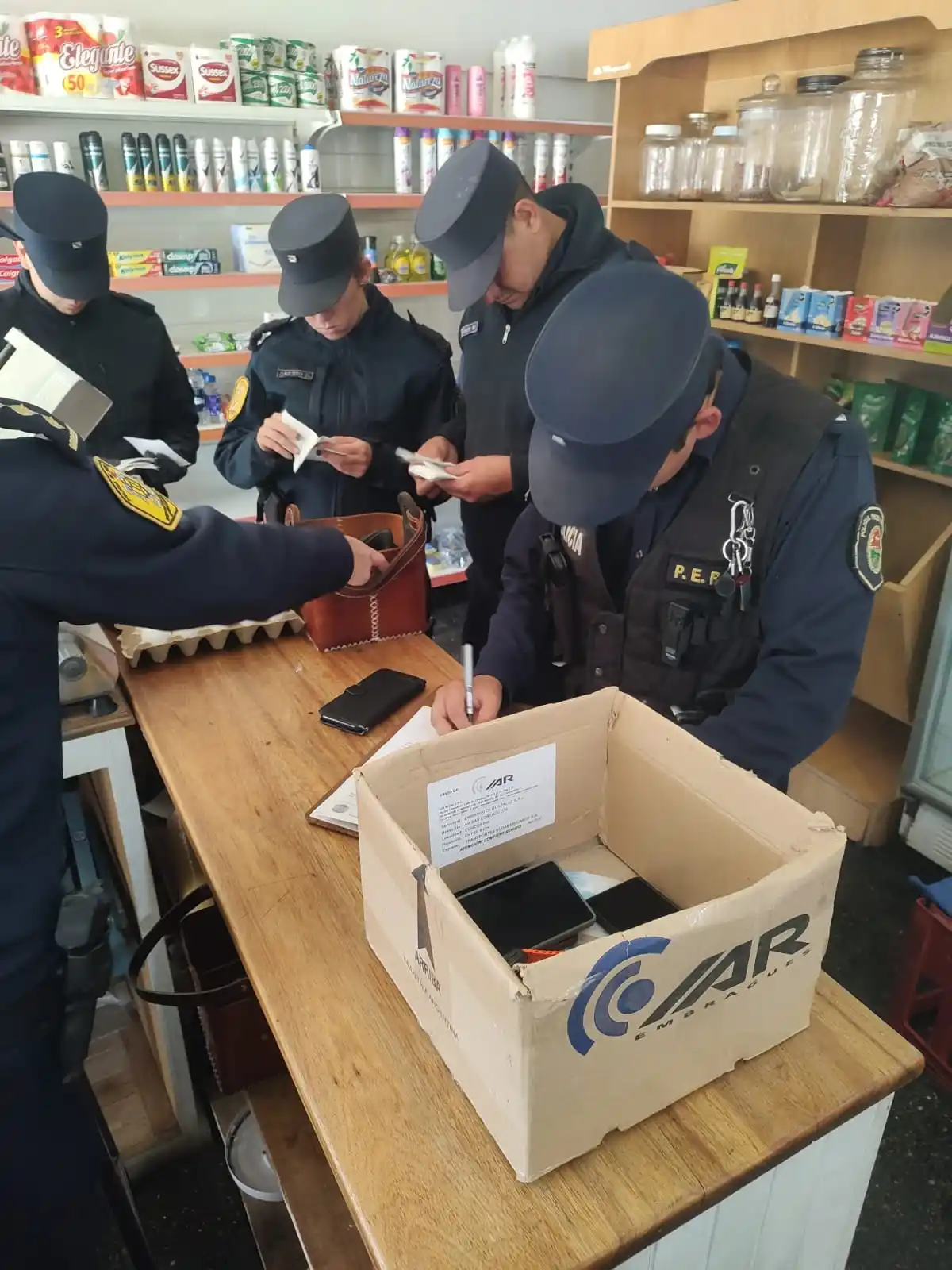 Secuestraron dispositivos electrónicos por presunta estafa millonaria