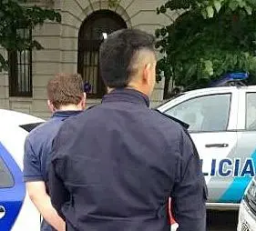 Insultaba a peatones y fue aprehendido por la Policía frente a la sede de Bomberos