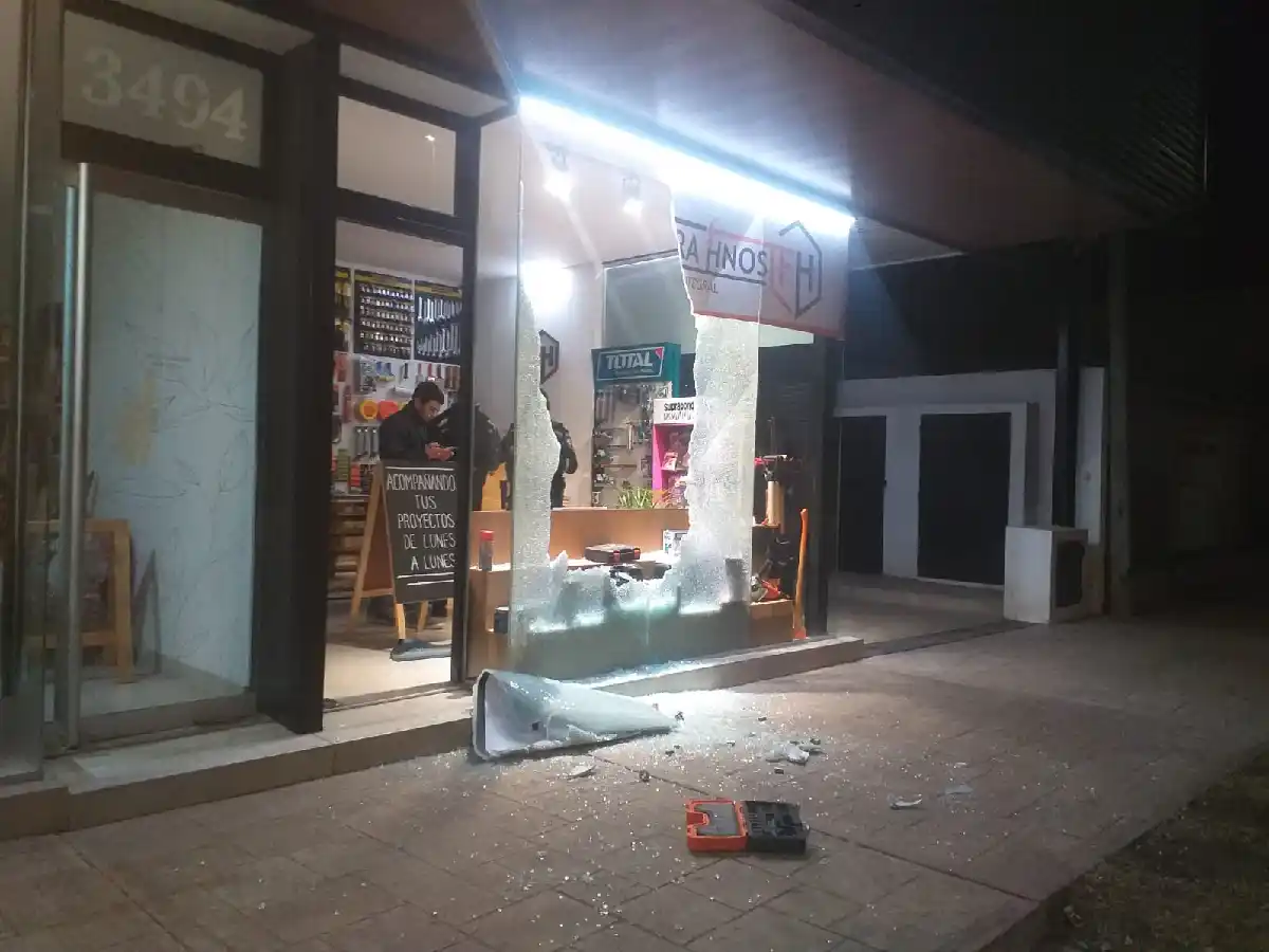 Destruyen vidriera y roban en ferretería que abrió hace poco más de un mes 