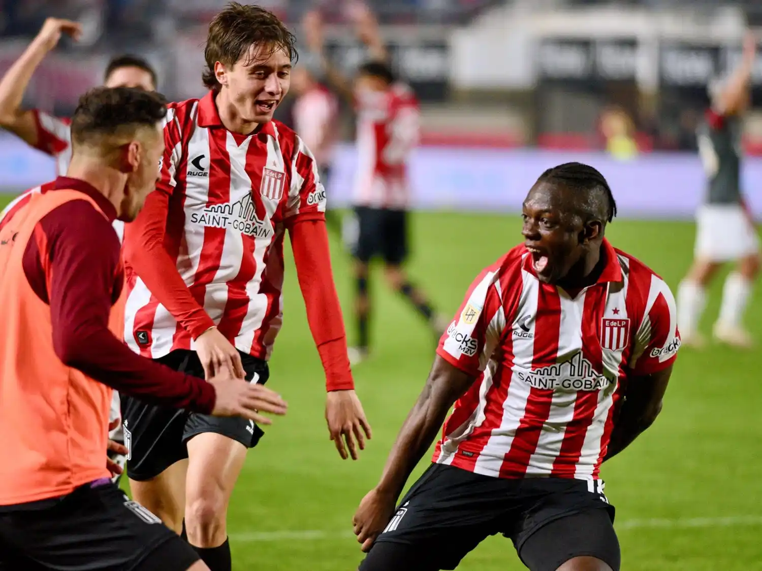Cetré festeja su golazo para el empate parcial de Estudiantes.