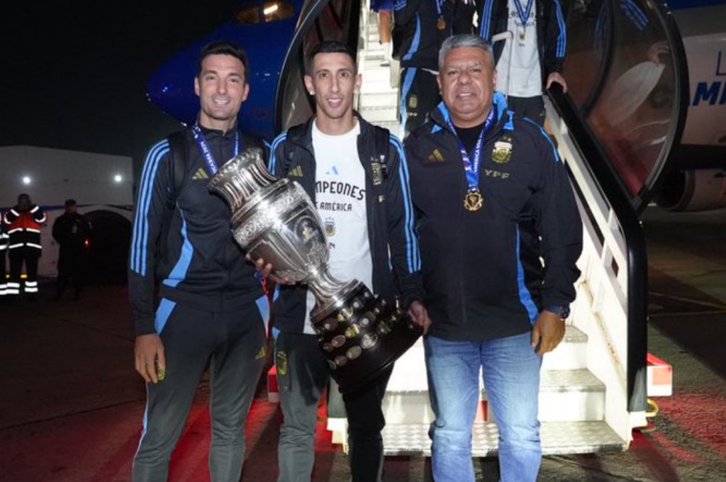 "¡¡Llegamos a casa BICAMPEONES!!", el mensaje en la cuenta oficial de la Selección. (@Argentina)