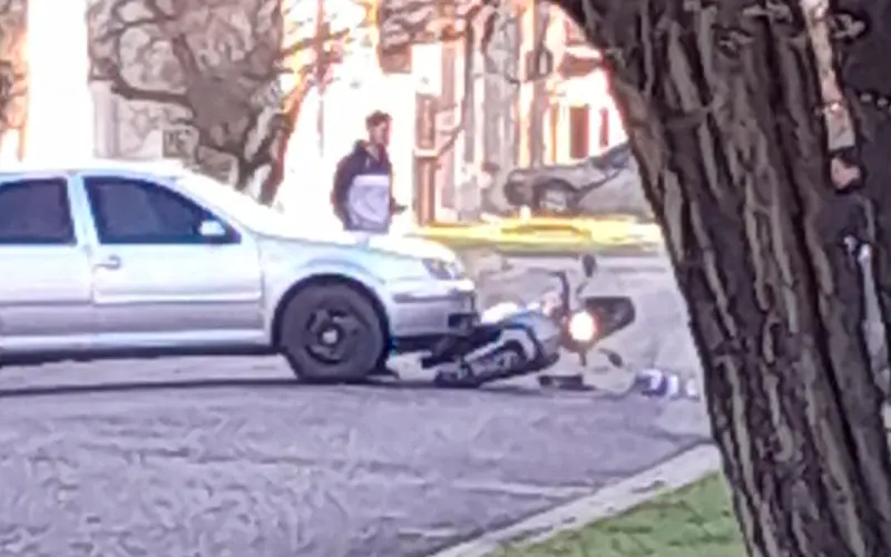 Motociclista sufrió una fractura de tobillo en un accidente