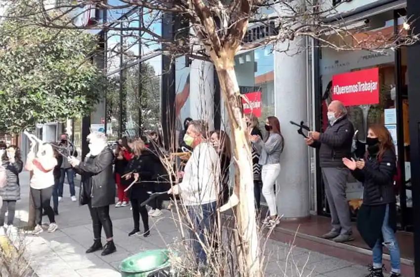 Video: comerciantes volvieron a manifestarse con cortina a media asta, alarmas y percherazo