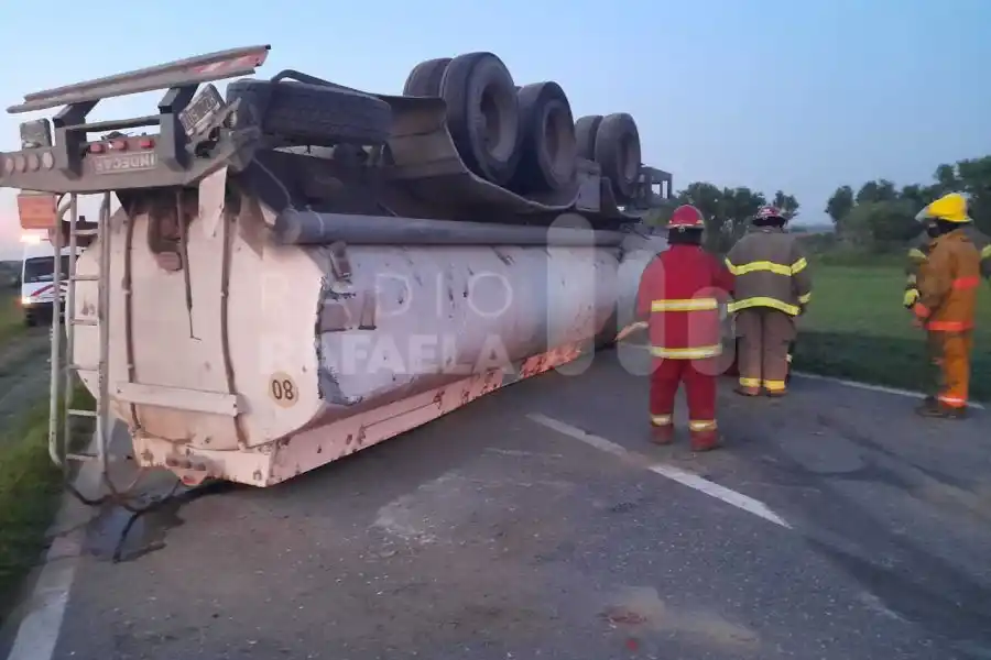 Un camión que transportaba fertilizantes líquidos volcó en Ruta Nacional 34 y el tránsito se vio interrumpido