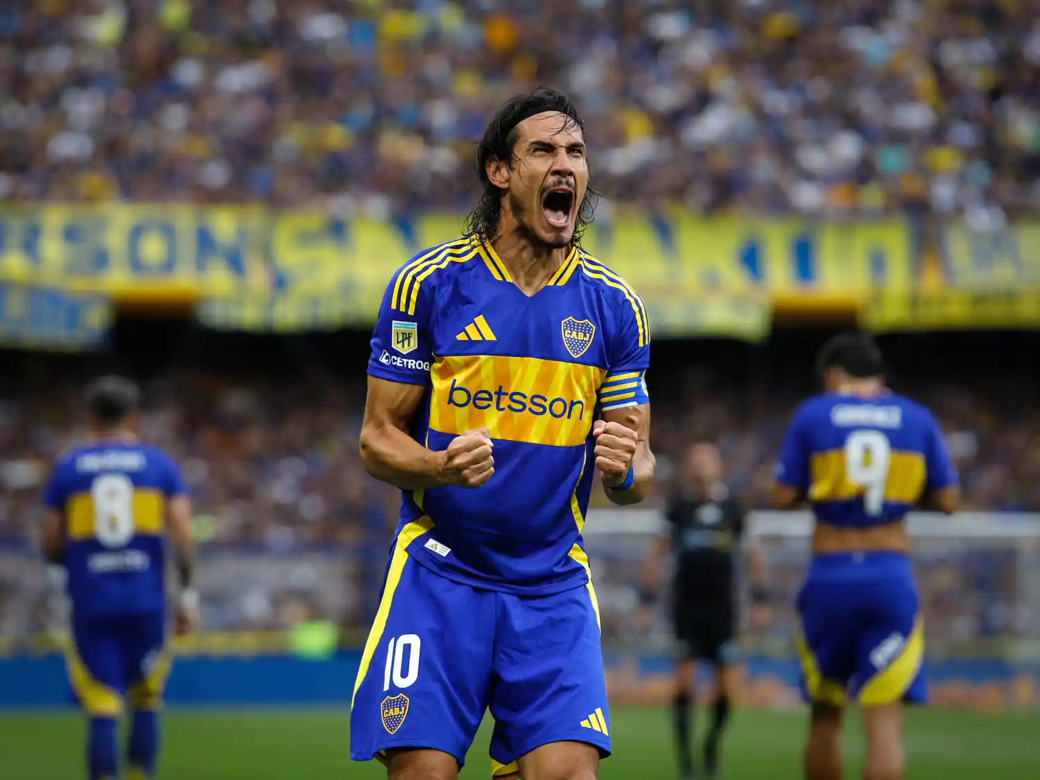 Cavani festeja la apertura del marcador.
