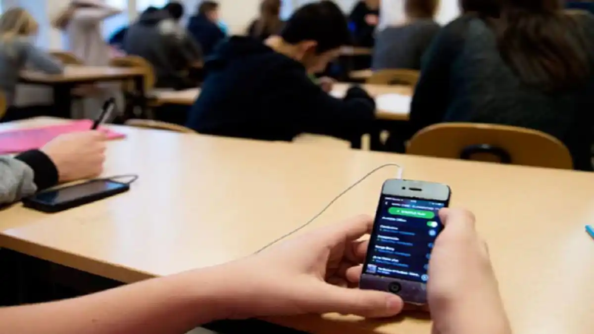 ALERTAN por «uso excesivo» de RR.SS. y teléfonos celulares en los colegios