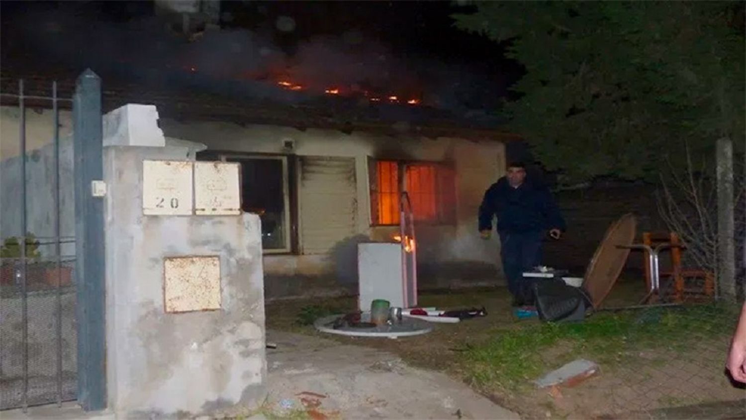 Mientras dormían comenzó a incendiarse la casa