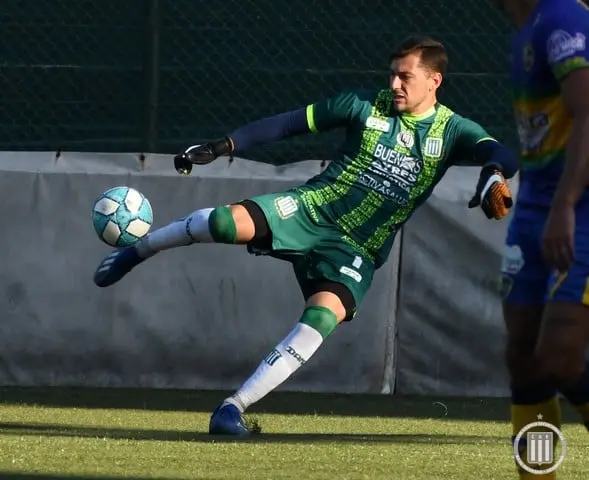 Primera C: tras una amenaza de bomba, Excursionistas ganó con Matías Budiño de titular y llegó a la cima de la tabla