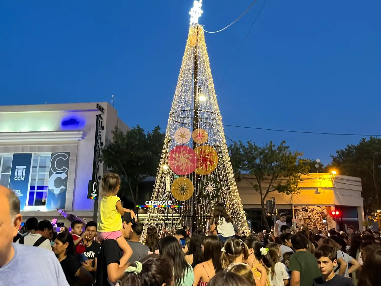 Una gran cantidad de vecinos se sumó el encendido del arbolito.