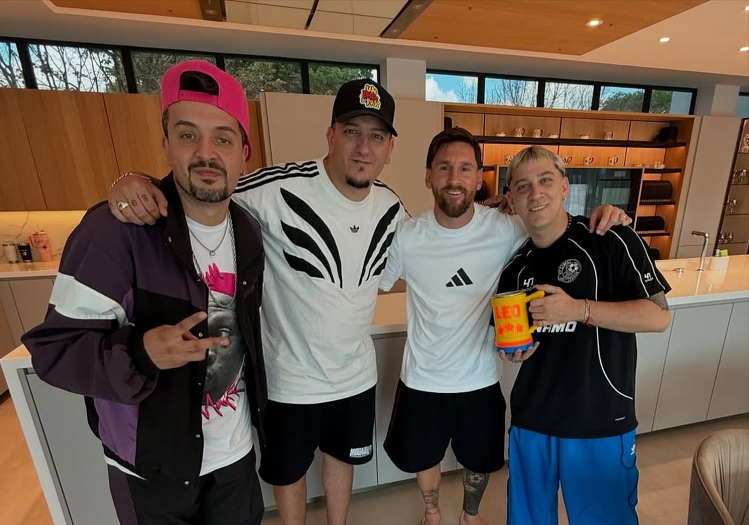 Lionel Messi recibió a los integrantes de “Un poco de ruido”, quienes le regalaron una jarra con su nombre