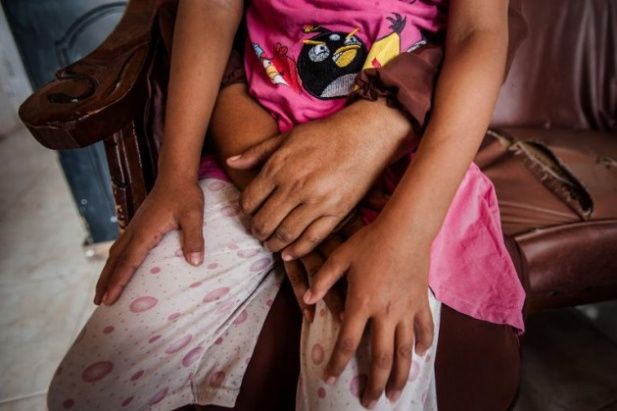 Denuncian a una mujer que entregaba sexualmente a su hija