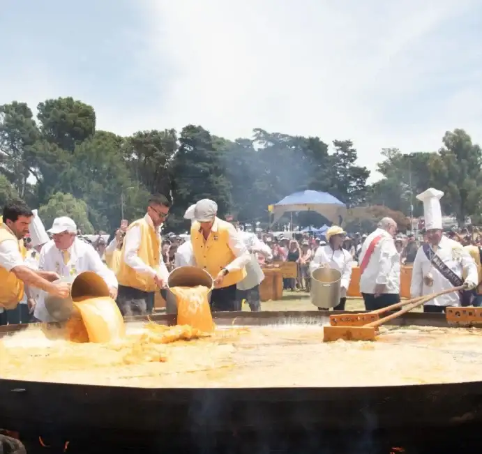 Así cocinaron el omelette más grande de Argentina y lo compartieron con miles de vecinos