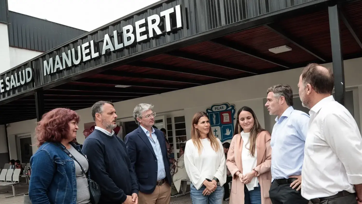 Achával y funcionarios en la UDI Manuel Alberti