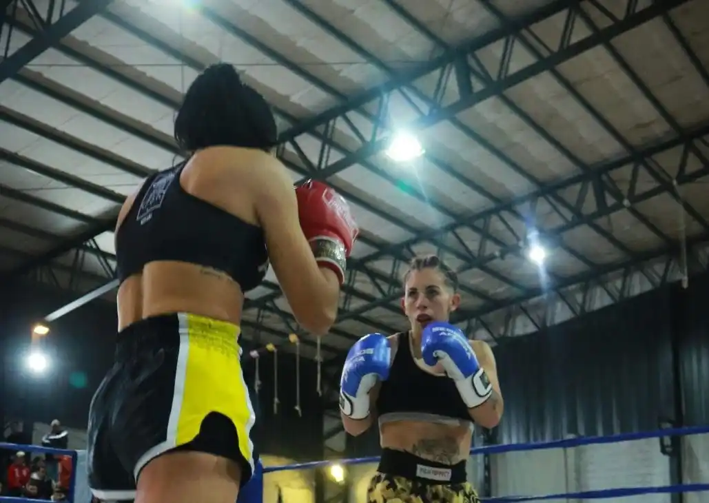 Ángela de León (guantes azules) en pleno combate. La necochense hizo su debut en Miramar