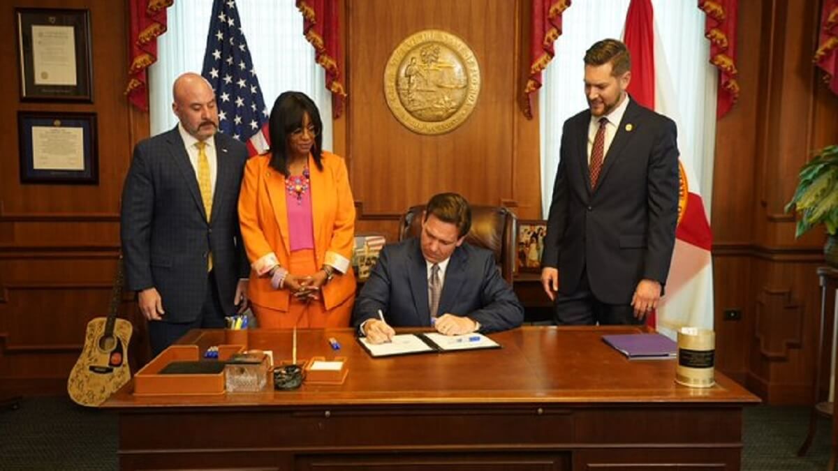 GOBERNADOR DE FLORIDA VA CON TODO contra los migrantes y aprueba polémica ley de «reubicación»