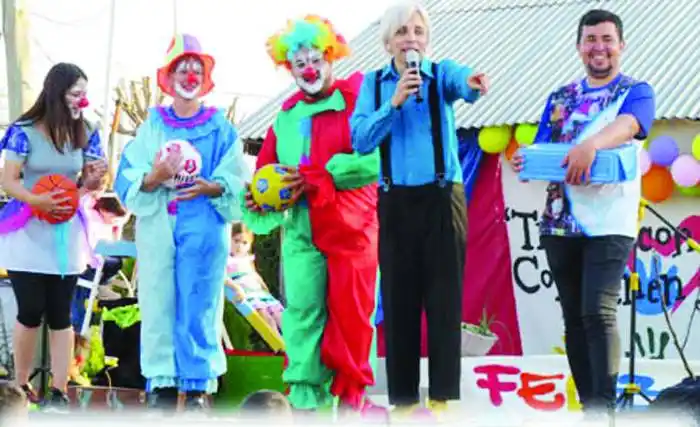 CharruArte celebró el Día del Niño con la presencia de �SCirko Sis⬝  y el grupo �SRosa Negra⬝