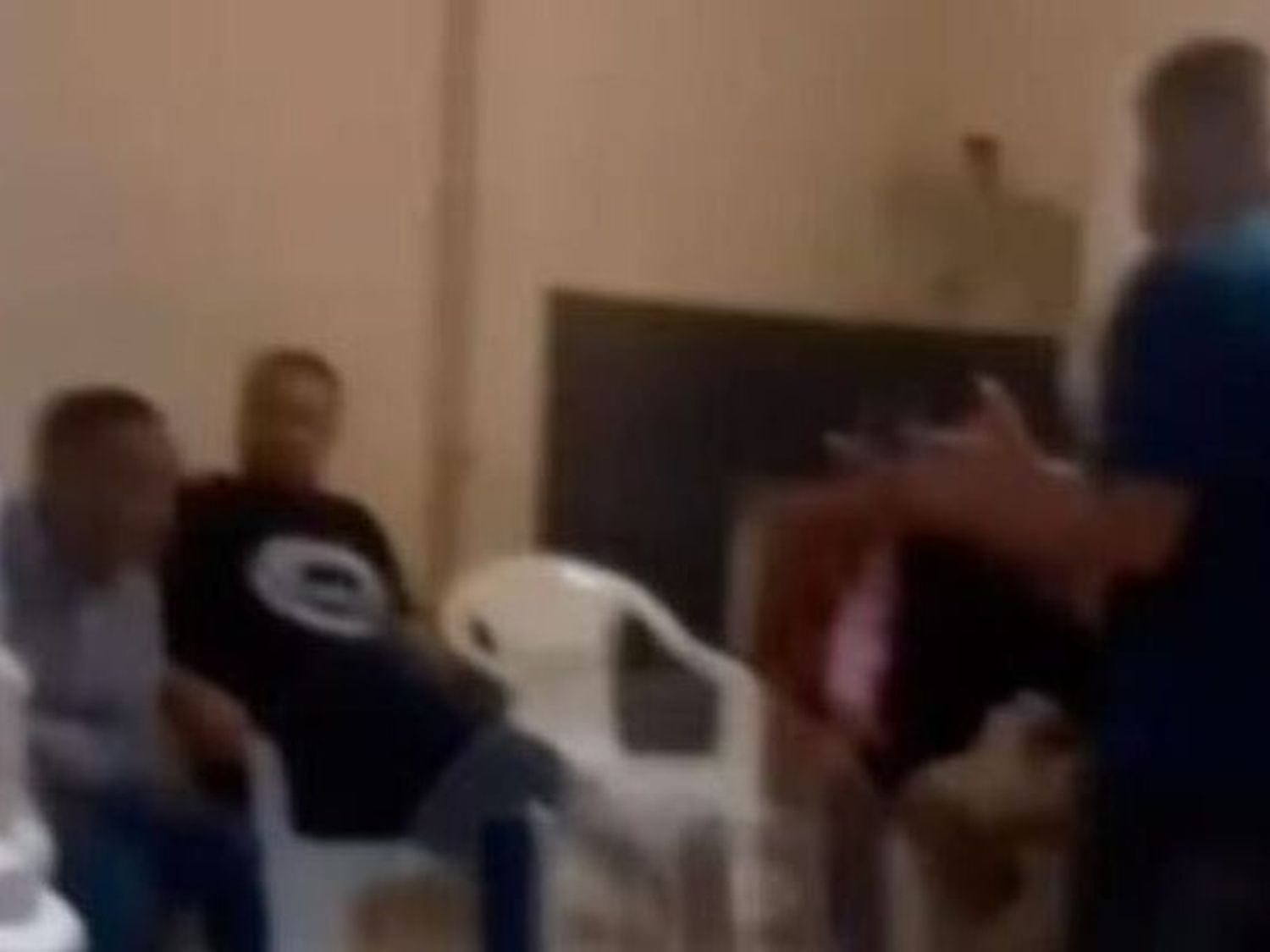 Dos pastores a los golpes en el templo