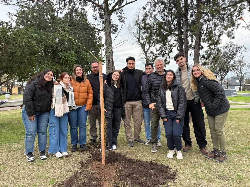 El Instituto para el Desarrollo Sustentable  y Andretich SA plantaron 20 árboles en la Plaza del barrio Italia
