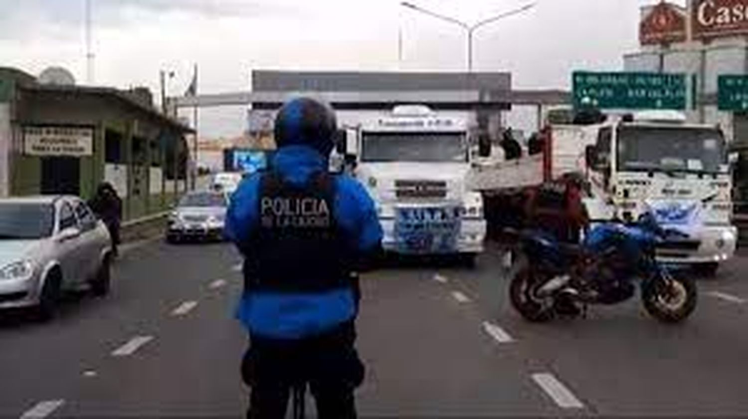 Impiden a transportistas protestar en el Obelisco