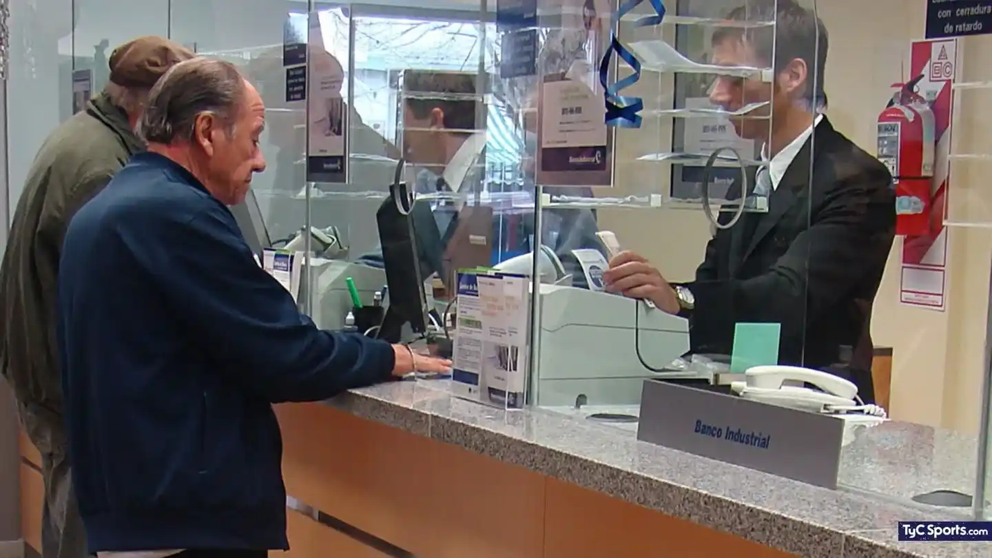 Los bancarios sellaron un nuevo aumento y el sueldo básico será de $1,2 millones, con un bono de $1 millón