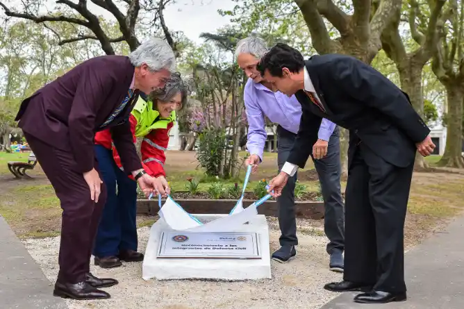 Se descubrió una placa en reconocimiento a la labor del equipo de Defensa Civil