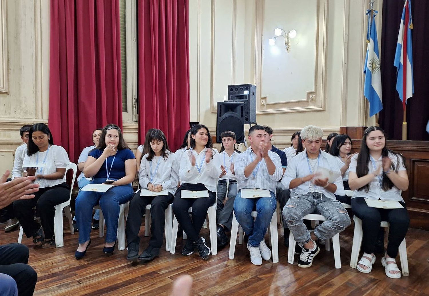 Decenas de estudiantes del último año del secundario recibieron su reconocimiento.