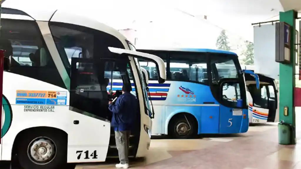 La normalización se vuelve muy lenta en muchos de los servicios y los pasajeros siguen esperando.