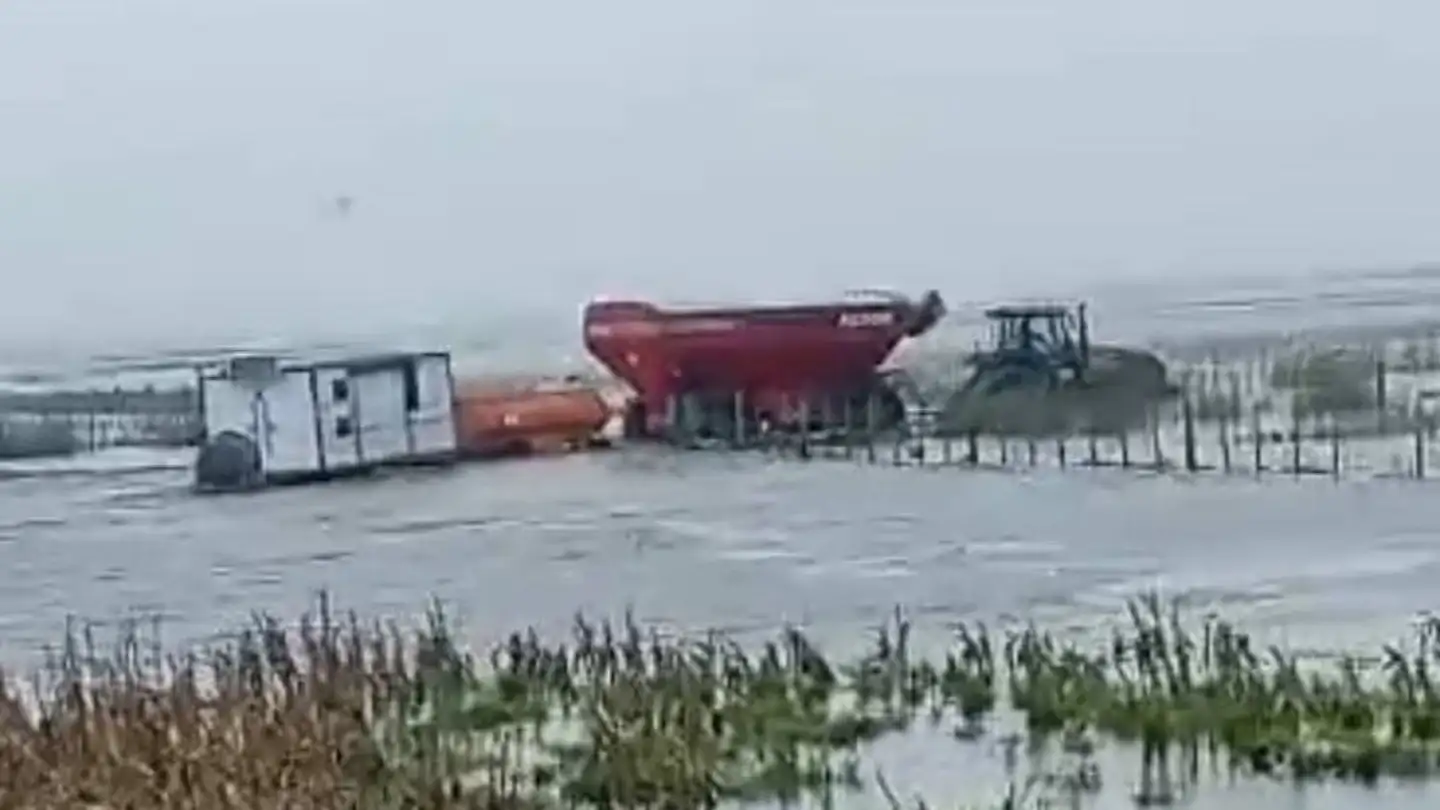 Campos anegados en 9 de Julio: La maquinaria agrícola lucha por avanzar entre los lotes llenos de agua en el oeste bonaerense. (Foto: X Patricia Gorza).