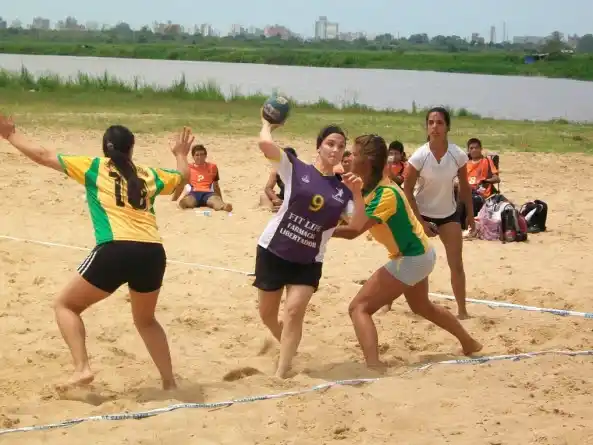Se viene un fin de semana a puro beach handball en el balneario de Santo Tomé