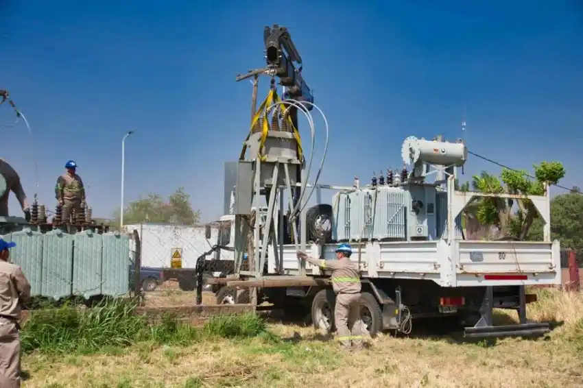 Un transformador eléctrico quedó fuera de servicio producto de un incendio