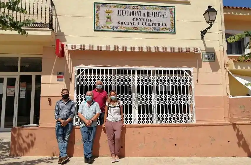 Es rosarino, fue beneficiado por un programa de reactivación económica y reabrió el bar de un pequeño pueblo español