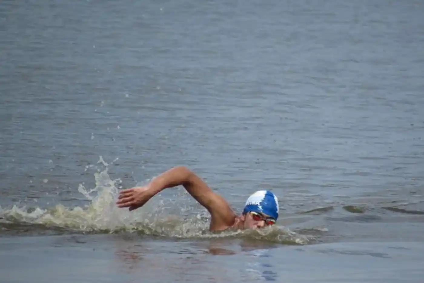 Ignacio Piaggio nadó 42 km en 12 horas.