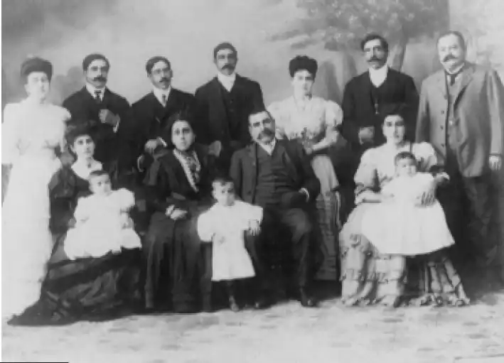 FOTO 

De pie, de izquierda a derecha, Ciriaca Irene, José Antonio, Horacio y Balbino Martínez Melo, Ignacia Goya (esposa de Alfredo), Alfredo y Gustavo Dimier, (marido de María). Sentados, Rosalía Benigna Courreges, esposa de José Antonio, con José Norberto (Pipo) en brazos, Trinidad Melo González y José Antonio Martínez Prado (de pie, entre los dos) Gustavo Dimier (h) y María del Señor Martínez Melo de Dimier (con su hija Rebeca en brazos).