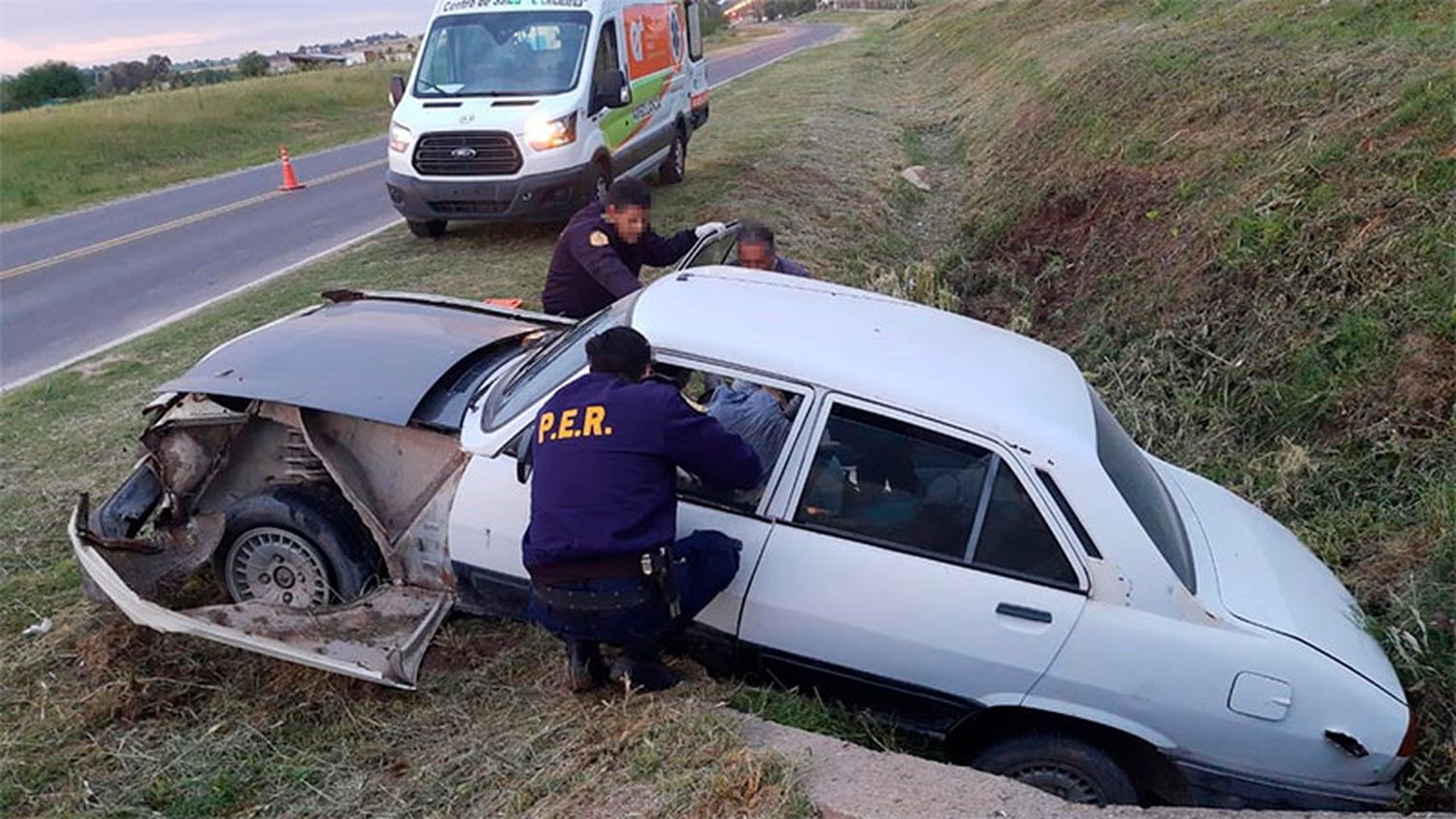 Un auto fue hallado en una zanja y su conductor semi inconsciente