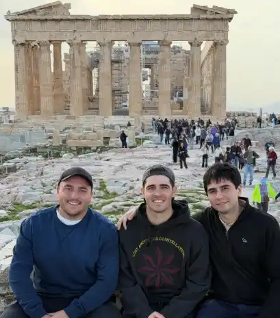 Vicente y sus amigos recorriendo Atenas