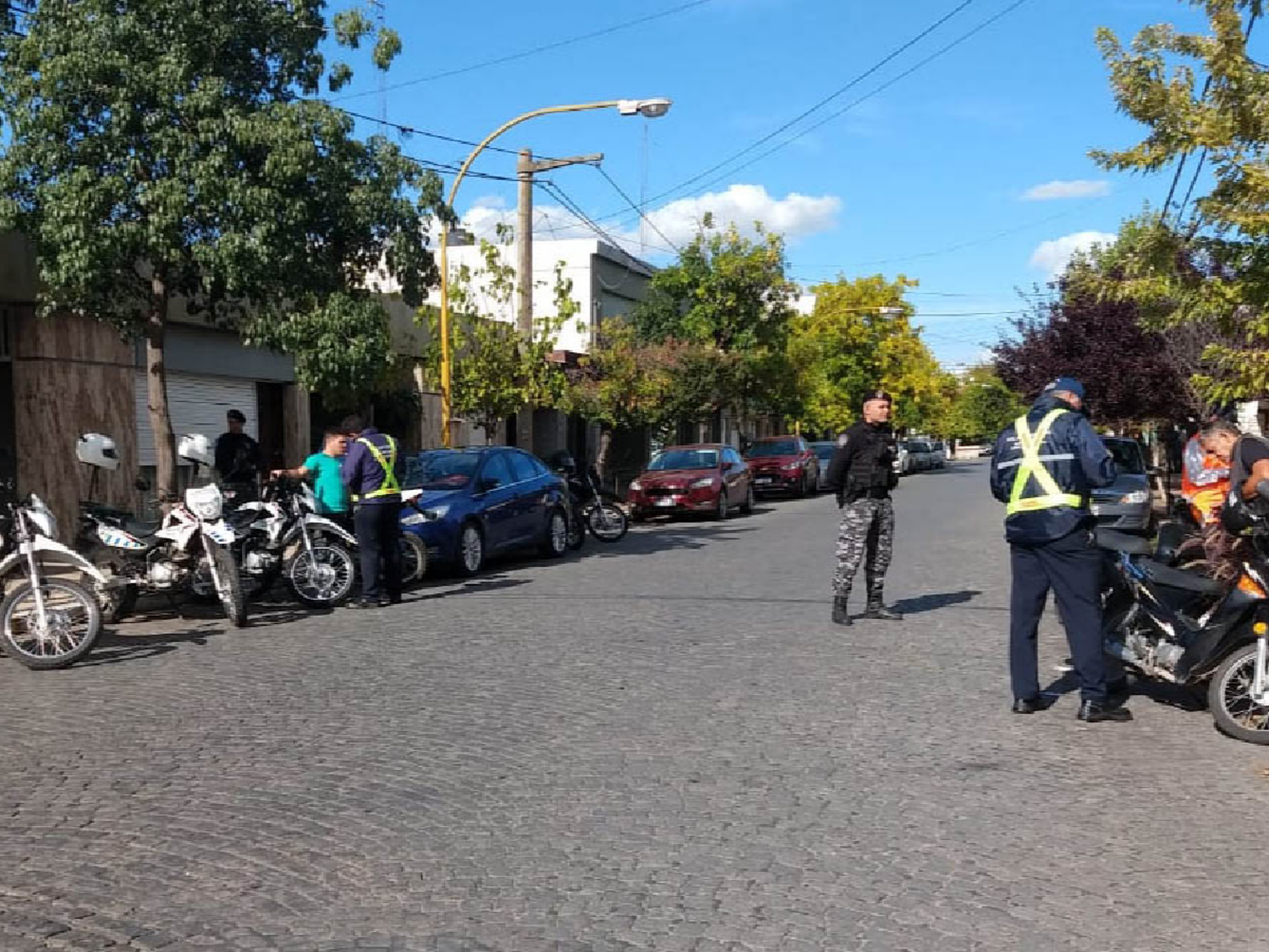 Un remis y varias motos secuestrados en un control