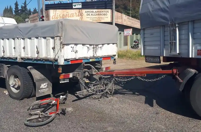 Un ciclista murió atropellado por un camión en la zona oeste