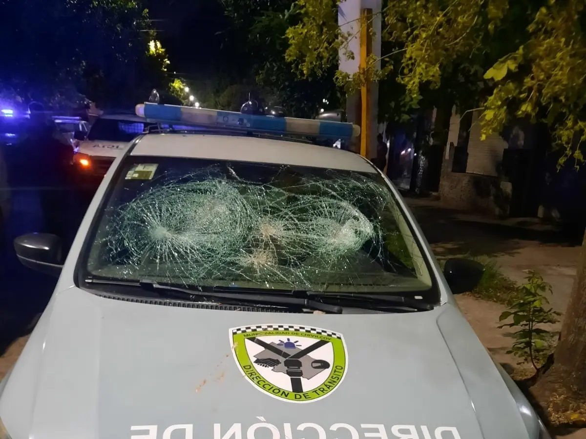 Así quedó el móvil agredido a piedrazos.