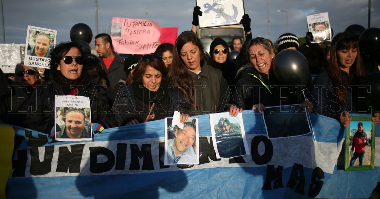 Familiares de los tripulantes del Repunte marcharon a un mes de la tragedia