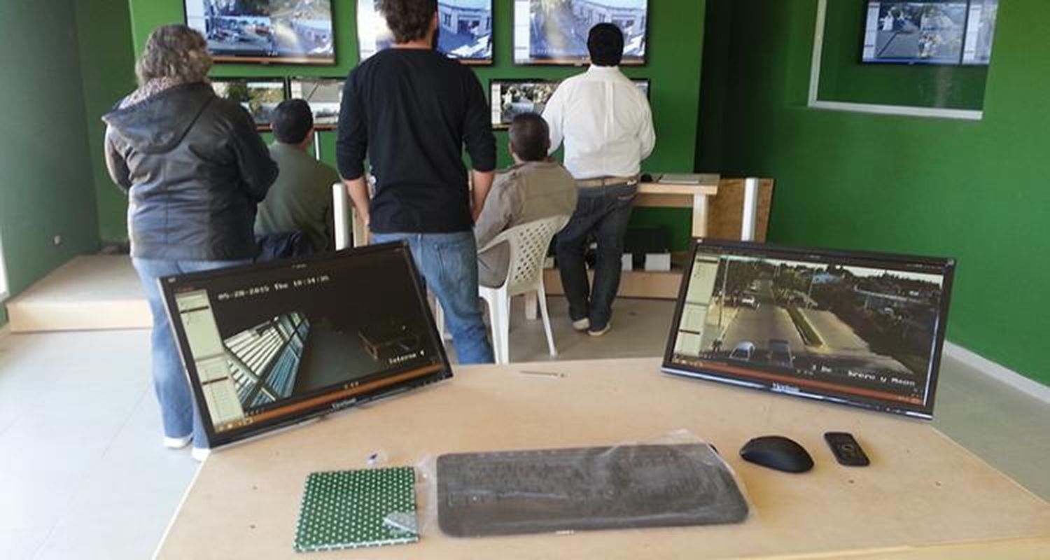 La Opinión ante las pantallas  de las cámaras de seguridad
