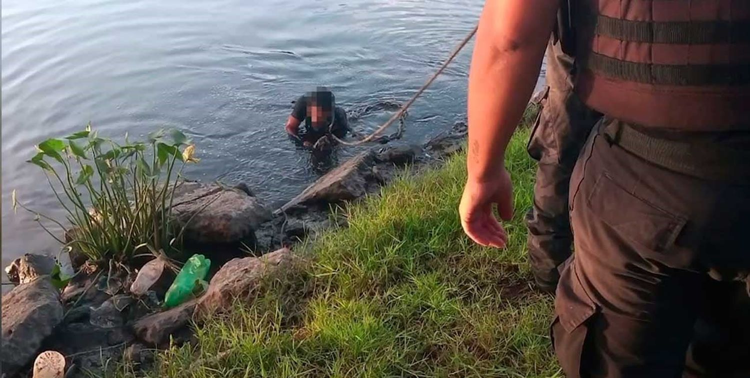 Video: escapaba de la policía, se tiró al Riachuelo y terminó internado