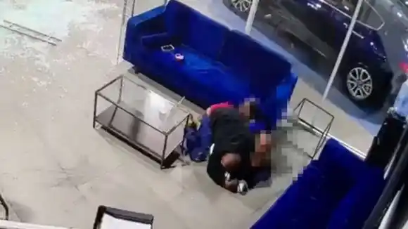 ¡CRUELDAD! Despiden al hombre  herido por proteger a sus hijos en un tiroteo