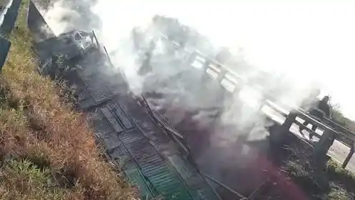 Un camión cargado con autos 0 kilómetro cayó de un puente y se incendió en la Ruta 14: murió el conductor