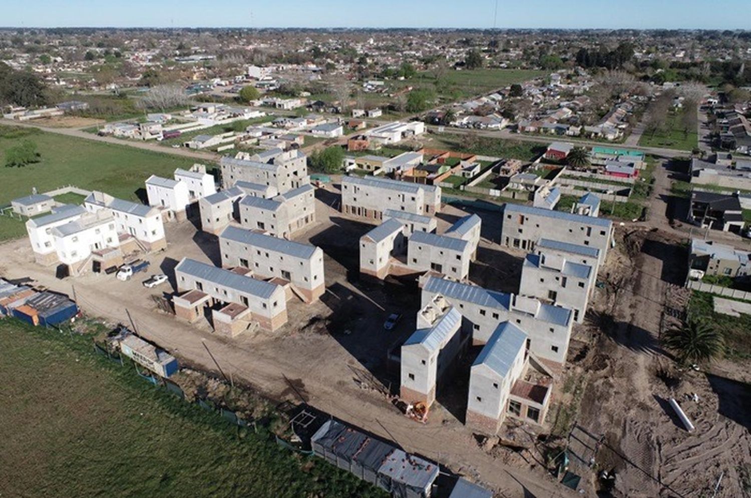 Se estám construyendo dos complejos habitacionales para 110 familias locales.