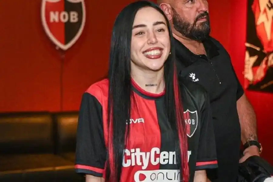 Nicki Nicole junto a Peso Pluma, presentes en el Coloso para ver a Newell's